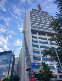 공공운수노조 간부, 경향신문사 빌딩서 밧줄 매달려 고공시위…“부당징계 철회하라”
